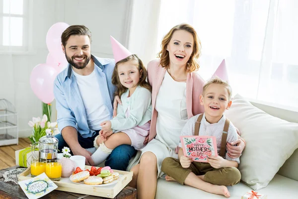 Famiglia felice alla festa della mamma — Foto stock