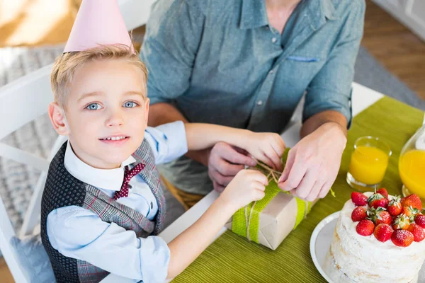 Father and son packing gift — Stock Photo