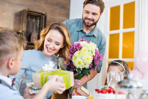 Família celebrando dia de mães — Fotografia de Stock