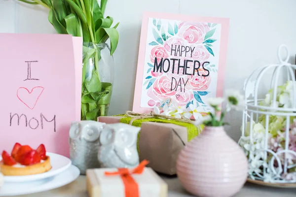 Muttertagskarte und Geschenke — Stockfoto
