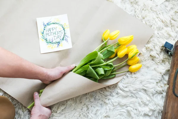 Man packing bouquet — Stock Photo