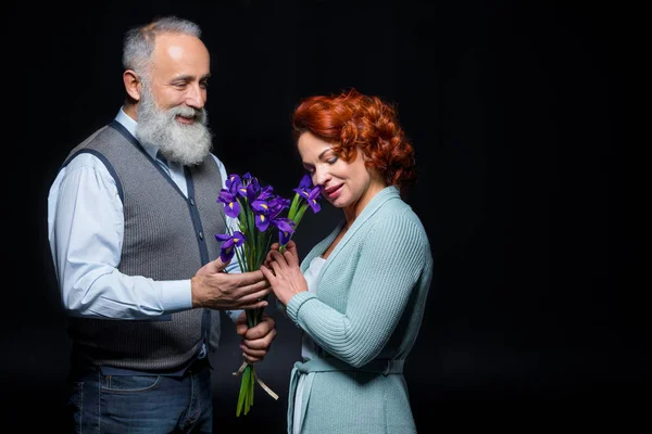 Pareja madura con flores - foto de stock