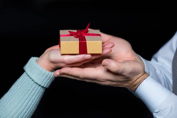 Caja de regalo en las manos - foto de stock