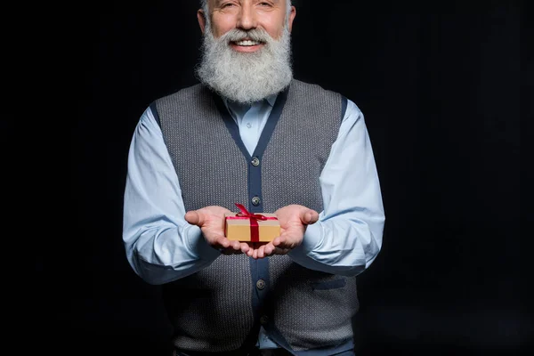 Hombre sosteniendo regalo - foto de stock