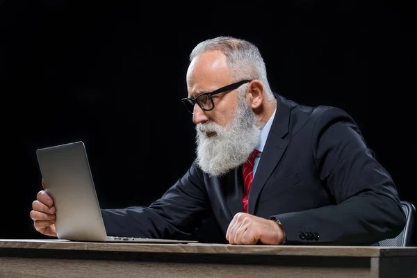 Senior-Geschäftsmann mit Laptop — Stockfoto