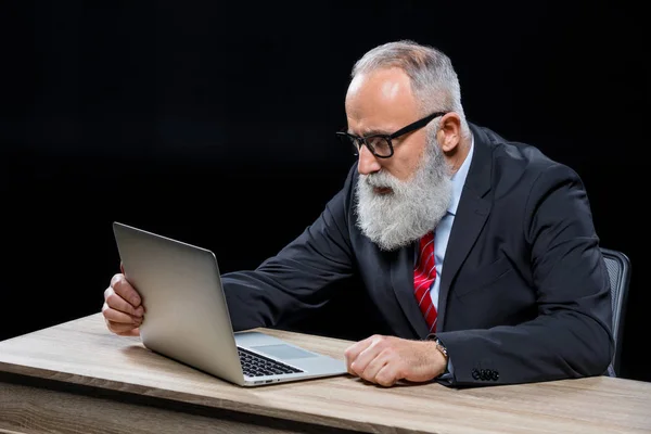 Старший бизнесмен с ноутбуком — стоковое фото
