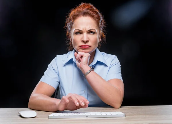 Mujer enojada con teclado - foto de stock