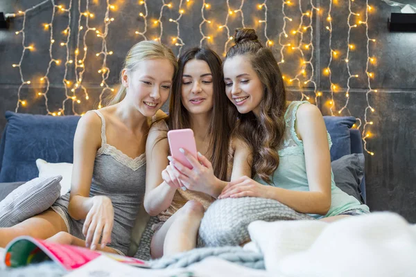 Mujeres usando smartphone - foto de stock