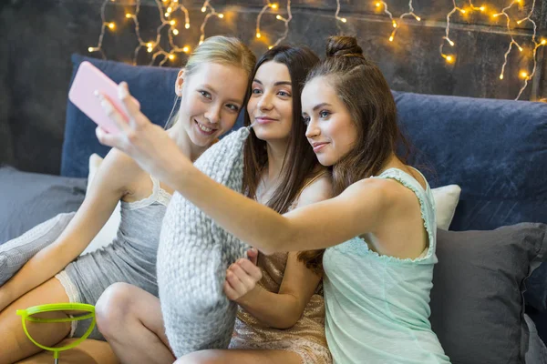 Mujeres tomando selfie - foto de stock