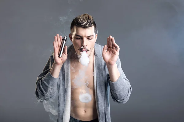 Hombre joven vapeando — Stock Photo