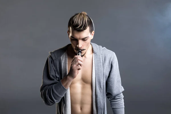 Young man vaping — Stock Photo