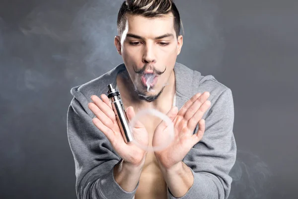 Hombre joven vapeando — Stock Photo