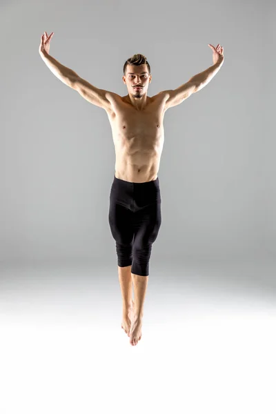 Joven hombre bailando - foto de stock