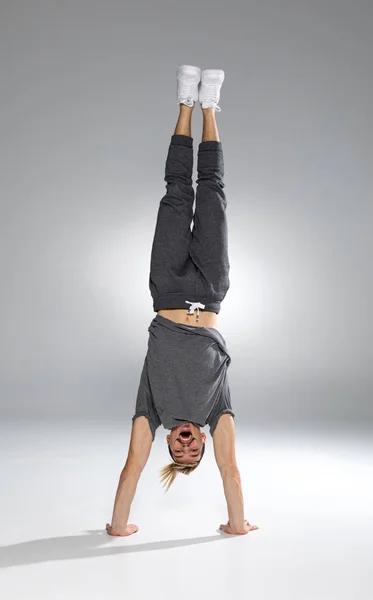 Hombre realizando handstand - foto de stock