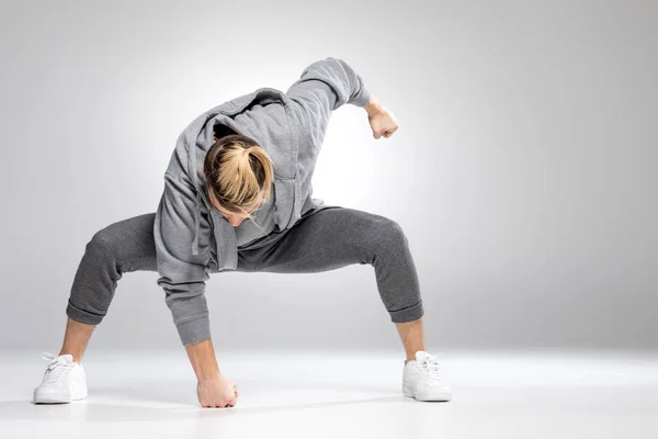 Young dancer posing — Stock Photo