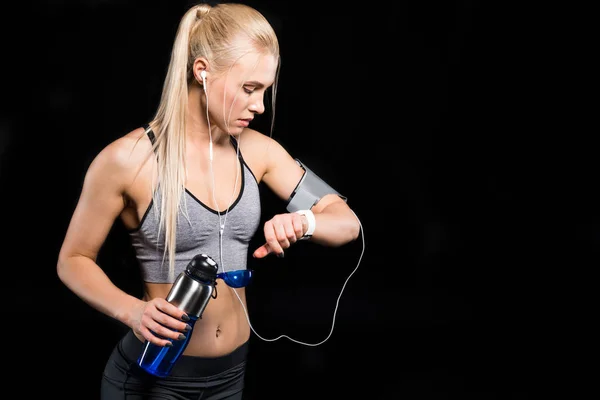 Esportista usando smartwatch — Fotografia de Stock