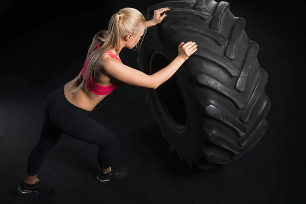 Femme sportive avec pneu — Photo de stock