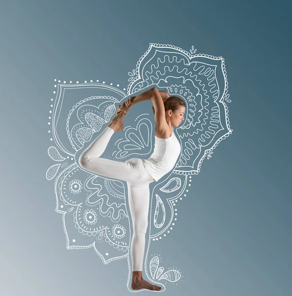 Mujer de pie en pose de yoga - foto de stock