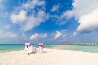 Romantik sahil sahne, tablo ve çiftler ya da balayı için iki sandalye. Aşk ve romantizm kavramı tropikal peyzaj üzerinde