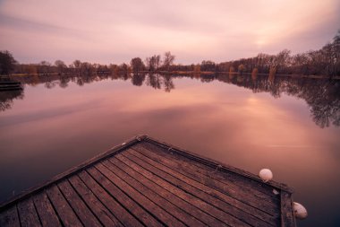 Bir sonbahar günü gölü etrafında bizimkiler yaşar