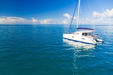 Lüks Yelkenli Yatlar. Denizin dalgaları aracılığıyla Rüzgar yelken. 