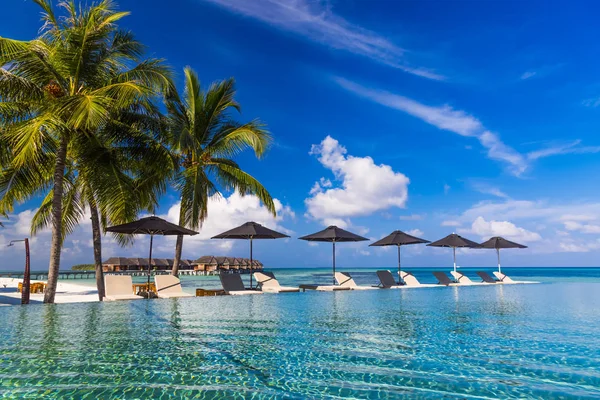 Niesamowite tropikalnej plaży w Malediwy. Luksusowy letnich podróży wakacje wakacje koncepcja tło. Niesamowite błękitne laguny i błękitne niebo. Seascape relaksujący. Biały piasek i palm drzew, niesamowite krajobraz lato. — Zdjęcie stockowe