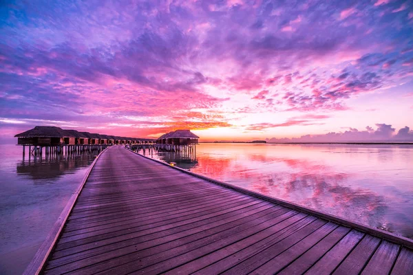 Summer travel holiday sunset on Maldives island, luxury water villas resort. Beautiful sky and clouds. — Stock Photo, Image