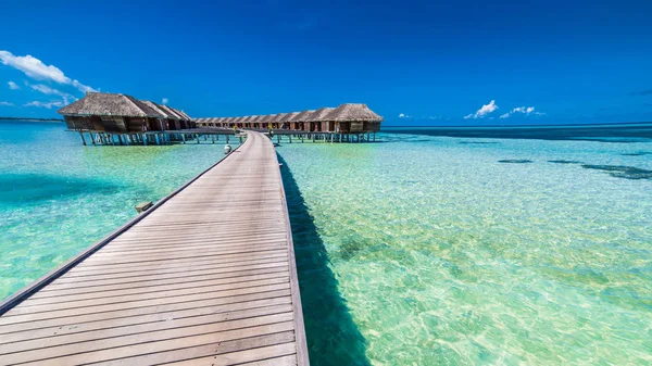 Maldivas Isla Lujosas Villas Acuáticas Muelle Madera Hermoso Cielo Nubes — Foto de Stock