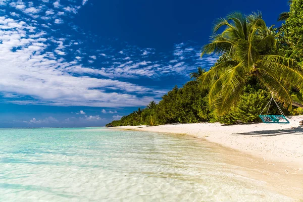 Schöne Palmen und tropischer Strand. Launisch blauer Himmel und blaue Lagune. Luxusreisen Sommerurlaub Hintergrundkonzept. — Stockfoto