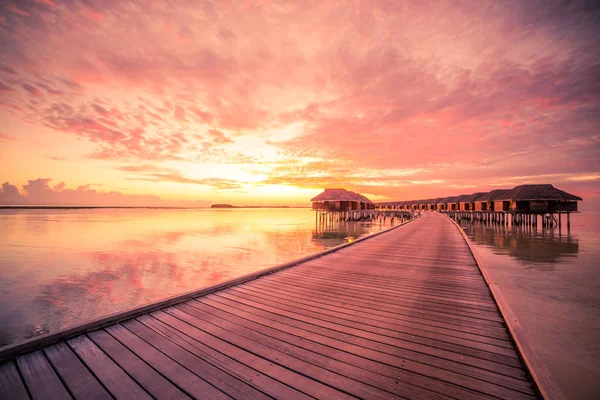 Закат на острове Мальдив, водные виллы курорта. Прекрасное небо и облака. Летний отдых в отпуске капризный фон — стоковое фото