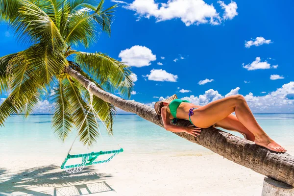 Jovem mulher magra deitado na praia tropical, água azul e céu, ensolarado, pele bronzeada, biquíni, corpo sexy, banhos de sol, férias tropicais, relaxante. Verão fundo de viagem — Fotografia de Stock
