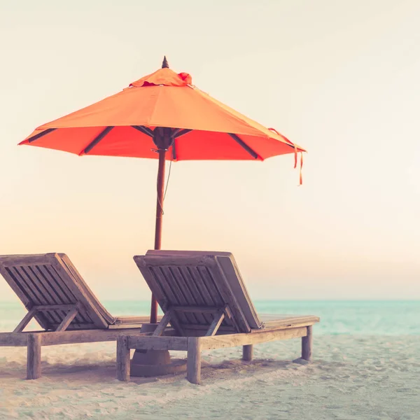 Splendida spiaggia alle Maldive. Rilassante cielo blu e sabbia bianca. Lettini in legno con ombrellone. Ispirazione lusso viaggio vacanza sfondo concetto . — Foto Stock