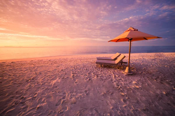 Vacanza spiaggia tramonto concetto, due sedie a sdraio al tramonto. Idilliaco sfondo di viaggio. Tono vintage - concetto di vacanza estiva . — Foto Stock