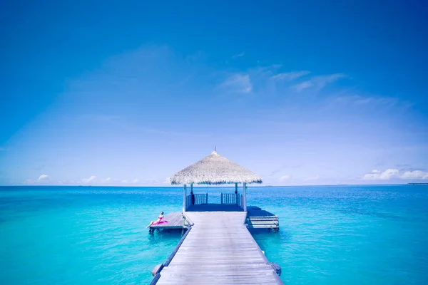 Пляж с водными батискафами и длинным причалом в Мальдивах. Летний отдых . — стоковое фото