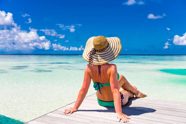 Jovem mulher magra deitada no cais, praia tropical, água azul e céu, ensolarado, pele bronzeada, biquíni, corpo sexy, banhos de sol, férias tropicais, relaxante. Verão fundo de viagem — Fotografia de Stock