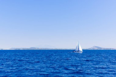 Beyaz yelkenli yelkenli gemiler