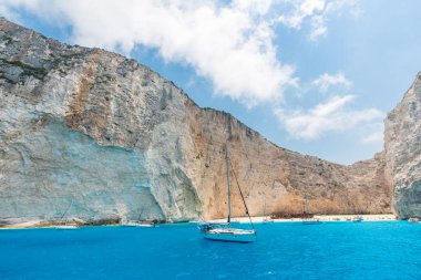 Zakynthos Adası Yunanistan'güzel deniz manzaraları. Mavi Mağara ve yat.