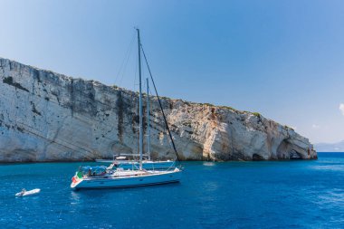 Zakynthos Adası Yunanistan'güzel deniz manzaraları. Mavi Mağara ve yat.