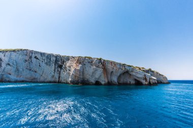 Zakynthos Adası Yunanistan'güzel deniz manzaraları. Mavi Mağara ve yat.