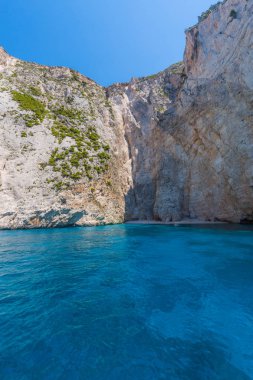 Zakynthos Adası Yunanistan'güzel deniz manzaraları. Mavi Mağara ve yat.