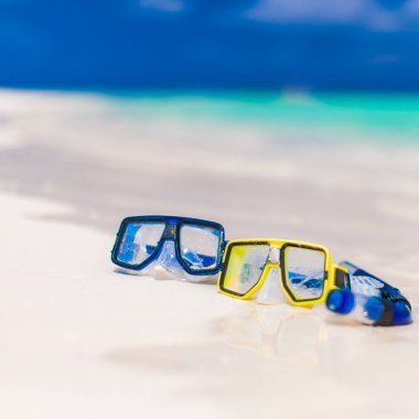 Dalış gözlük ve plaj şnorkel dişli. Mavi lagün. Yaz seyahat tatil arka plan. Maldivler plaj manzara. Rahatlatıcı ruh hali