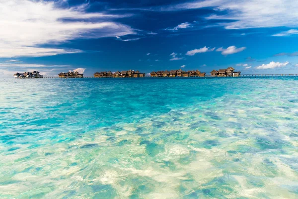 물 위에 방갈로 야자수와 놀라운 열 대 섬 몰디브에서 해변. 여름 여행 휴가 배경. — 스톡 사진