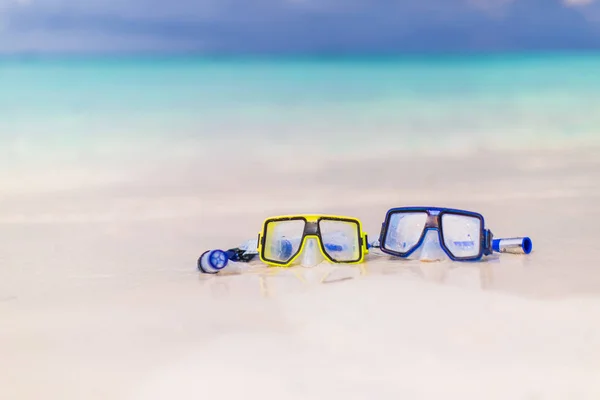 Lunettes de plongée et tuba sur la plage. La lagune bleue. Voyage d'été fond de vacances. Paysage de plage des Maldives. Humeur relaxante — Photo