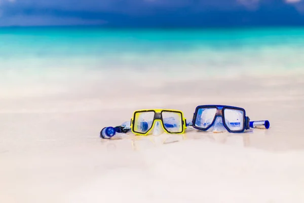 Lunettes de plongée et tuba sur la plage. La lagune bleue. Voyage d'été fond de vacances. Paysage de plage des Maldives. Humeur relaxante — Photo