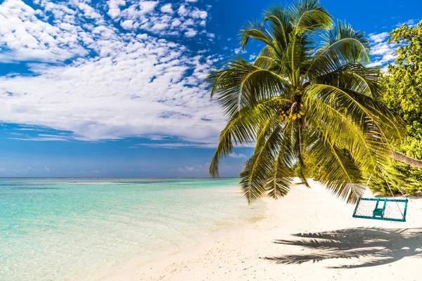 Orörd tropisk strand i Maldiverna. Sommar resa semester semester bakgrund koncept — Stockfoto