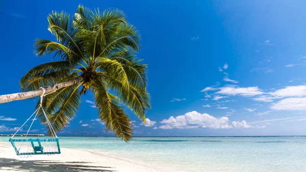 Orörd tropisk strand i Maldiverna. Sommar resa semester semester bakgrund koncept — Stockfoto