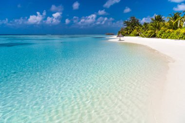 Fantastik tropikal plaj manzarası. Maldivler Adası ve mavi lagün manzara. Güzel gökyüzü ve bulutlar ve plaj yaz tatil tatil için arka plan ve kavram seyahat