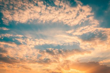 Gökyüzü ve bulutlar pembe ve mavi renkler. Gökyüzü arka plan