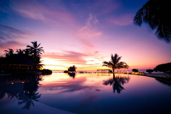 Закат Мальдивах Бассейн Бесконечности Закатное Небо Пальмы Тропическая Природа — стоковое фото