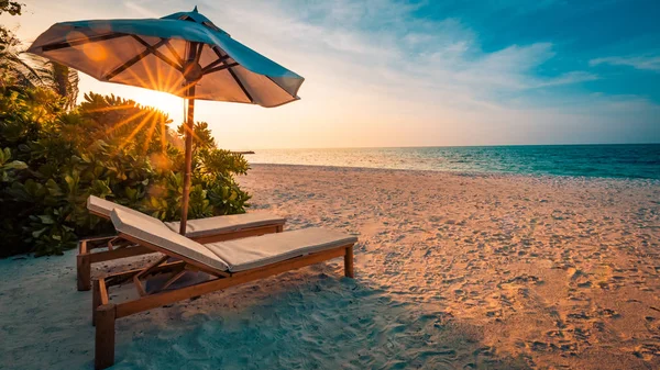 Krásná obloha a mraky. Nádherná pláž zázemí pro letní cestování s slunce, pláže dřevěné molo. Letní nálada sun beach pozadí koncepce. — Stock fotografie